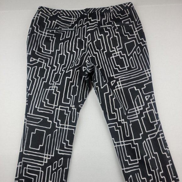 Worthington Petite Black and White Patterned Capri Pants Size 10P - Picture 3 of 6